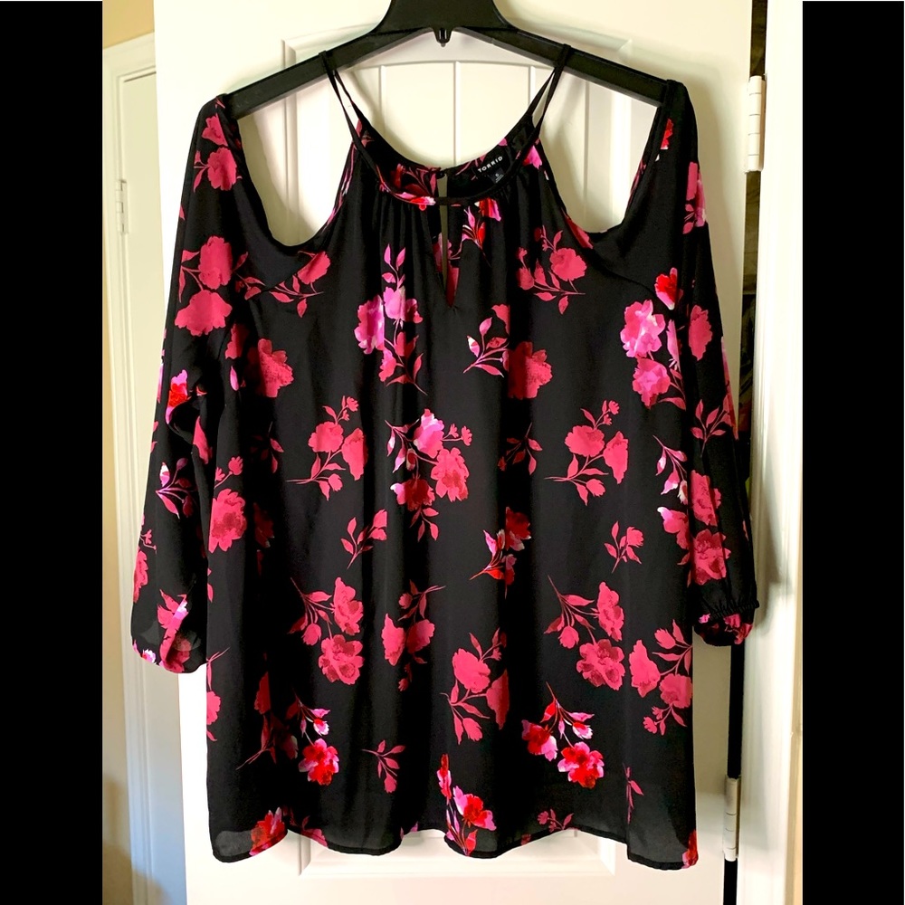 This top is adorable! It’s a Torrid top is size 5